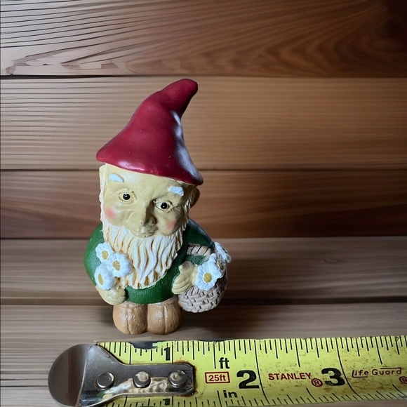 Gnome Troll Figurine Figural Resin 3-1/4 inch Small Flowers Daisies Elves - Picture 4 of 4